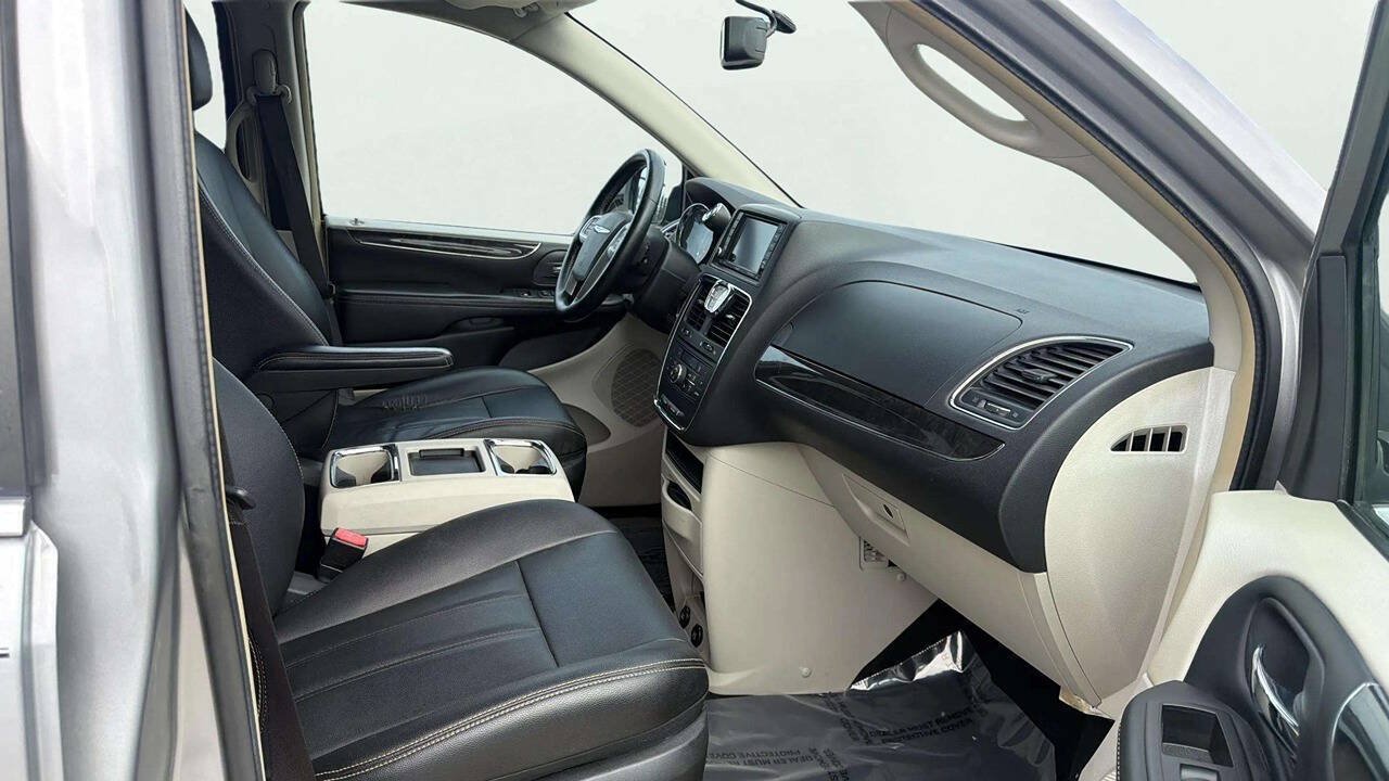 Used 2016 Chrysler Town & Country Touring w/ Driver Convenience Group FWD image 17