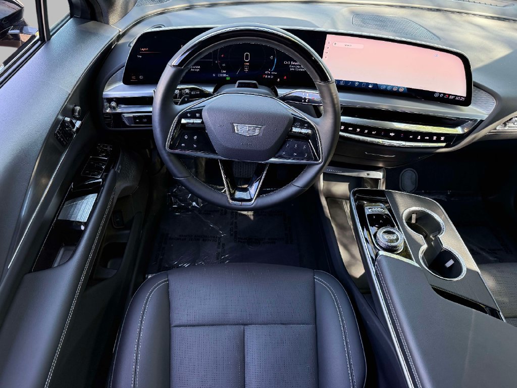 Used 2025 Cadillac Lyriq Luxury w/ LPO, Floor Liner Package AWD/4WD image 4