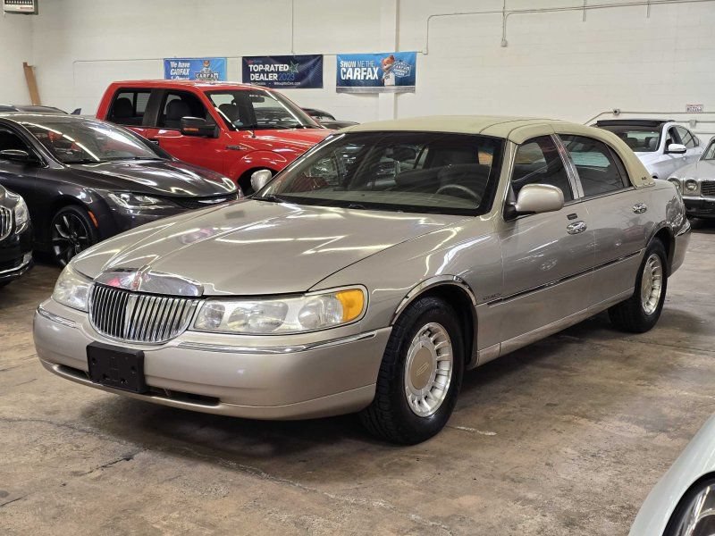 Used 2001 Lincoln Town Car Executive RWD image 15