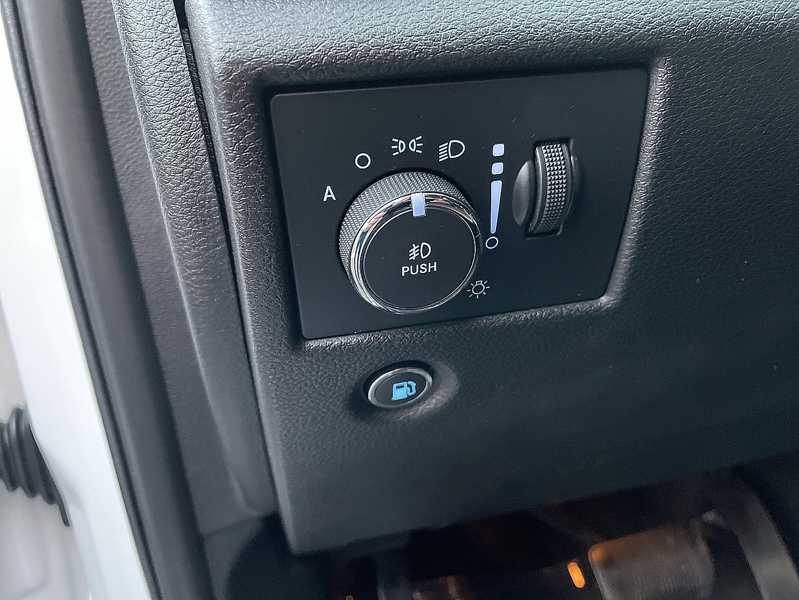 Used 2017 Jeep Grand Cherokee Limited image 28