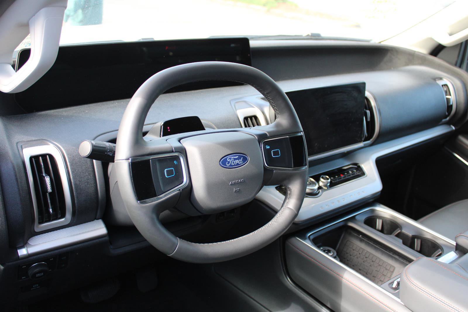 Used 2025 Ford Expedition Active AWD/4WD image 7