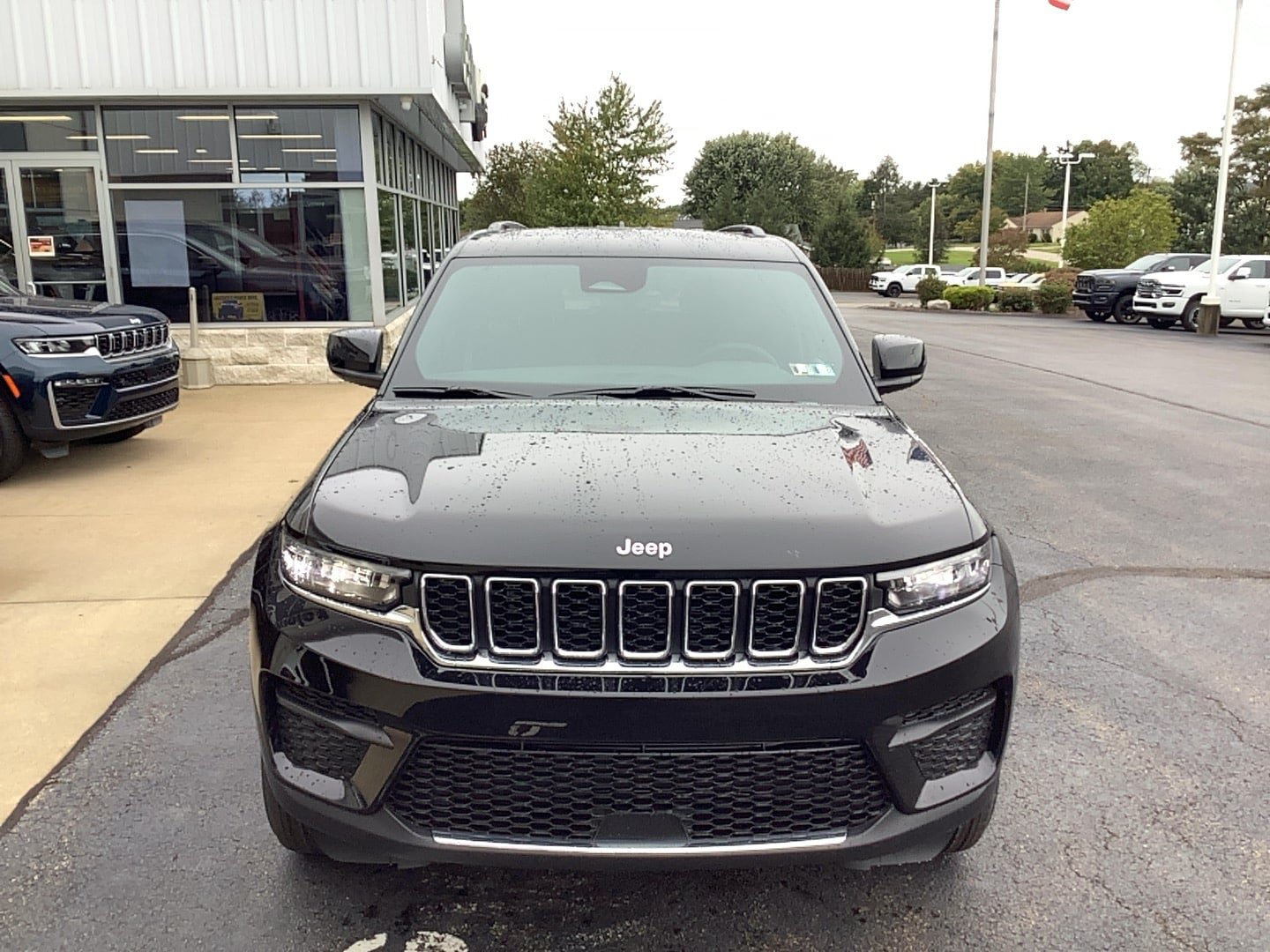 New 2027 Jeep Grand Cherokee Laredo X AWD/4WD image 2