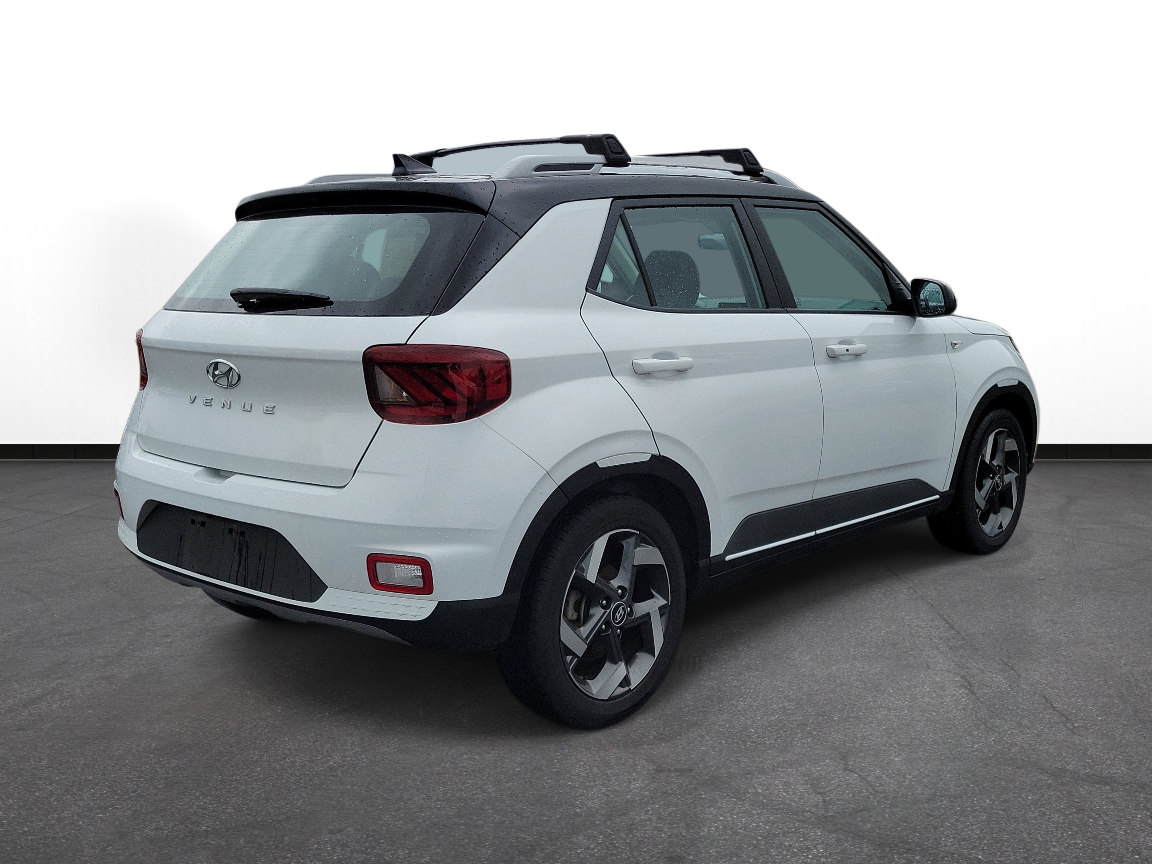 Used 2022 Hyundai Venue Limited FWD image 4