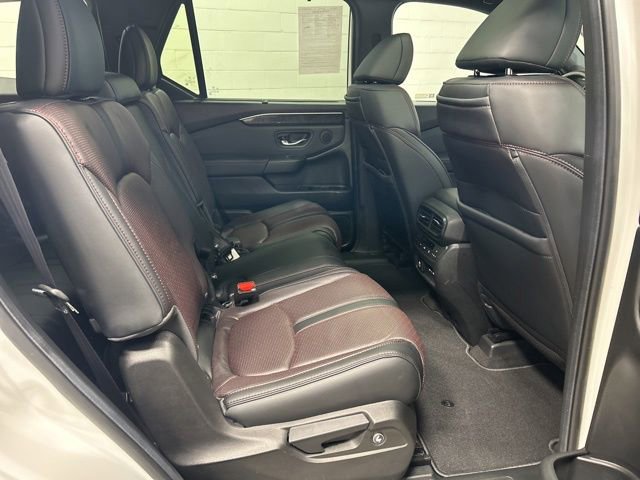 Certified 2025 Honda Pilot Black Edition image 19