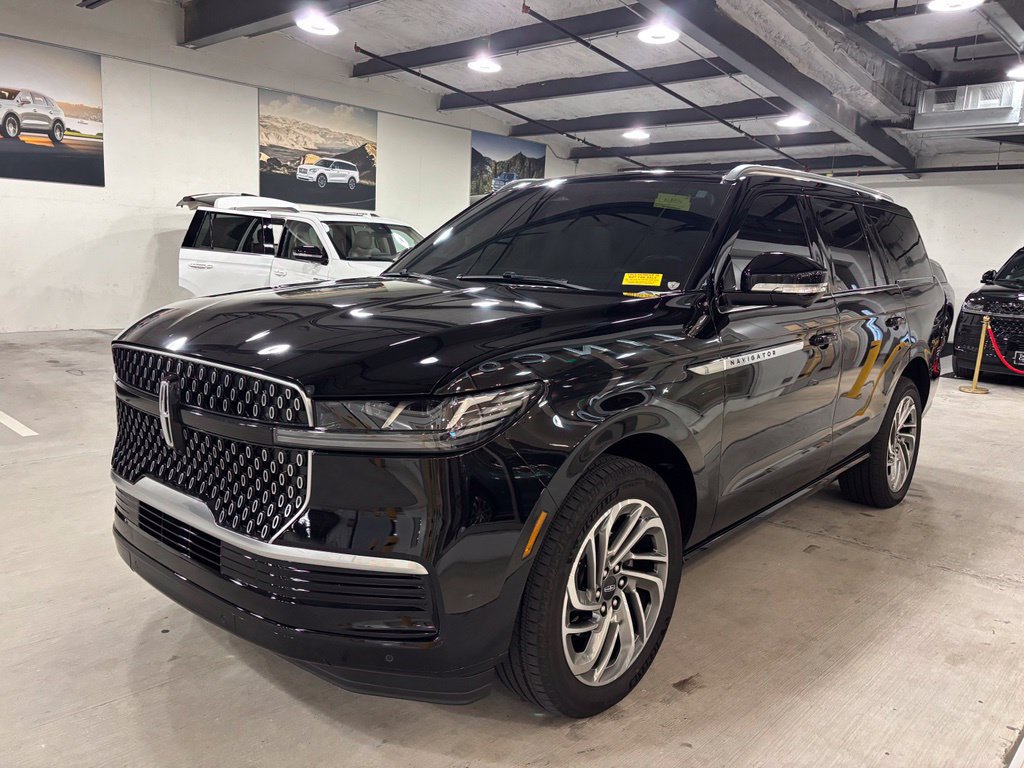 Used 2025 Lincoln Navigator Reserve AWD/4WD image 2