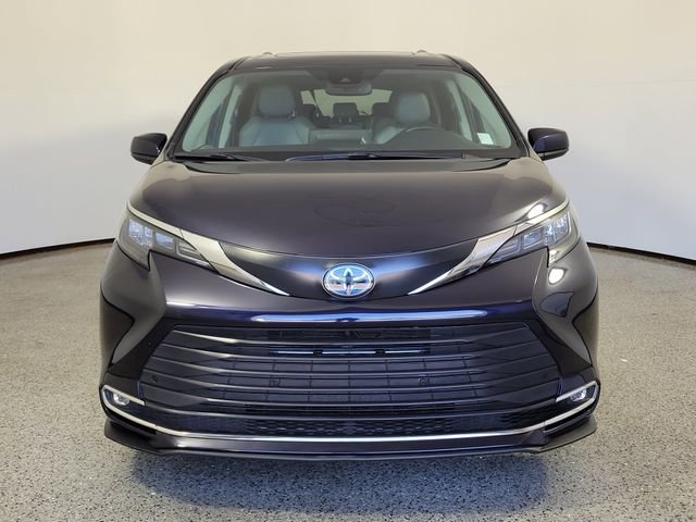 Used 2024 Toyota Sienna XLE FWD image 3
