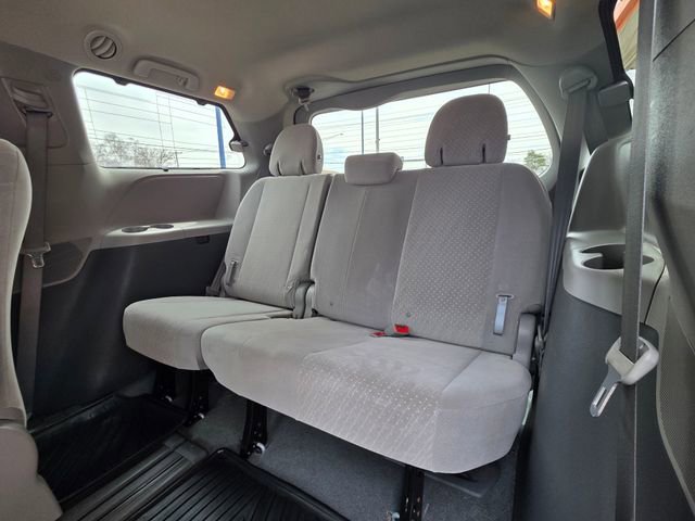 Used 2020 Toyota Sienna LE w/ LE Preferred Package FWD image 14