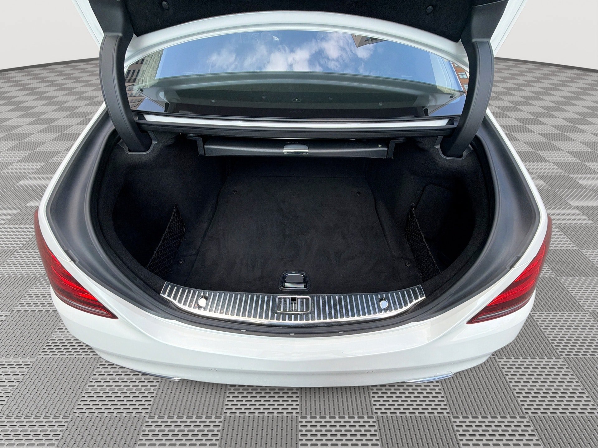Used 2019 Mercedes-Benz S 560 4MATIC Sedan w/ AMG Line Exterior image 22