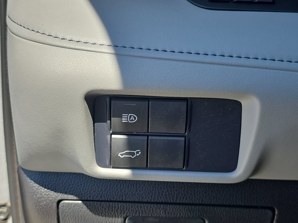 Used 2021 Toyota Highlander XLE FWD image 31