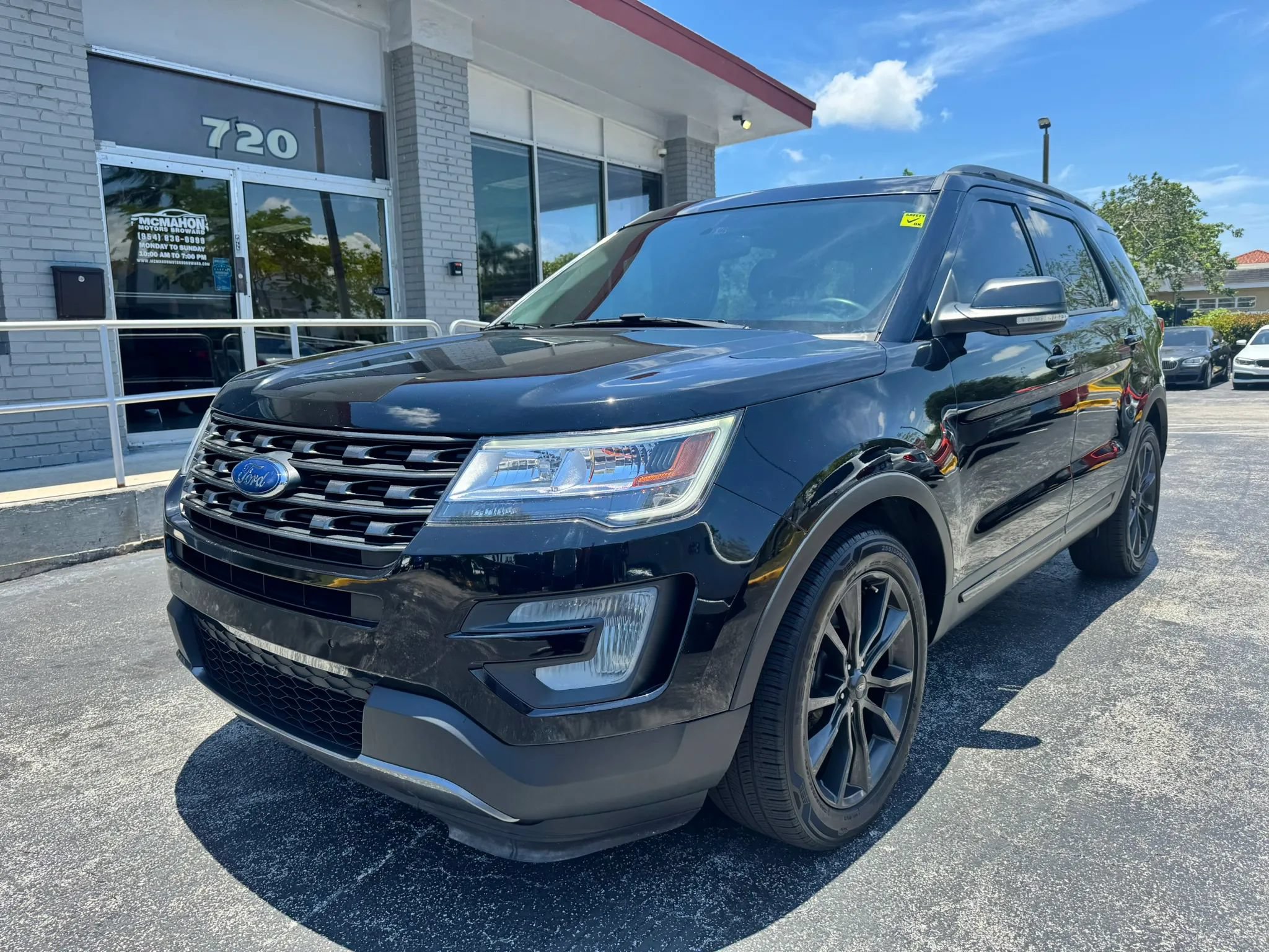 Used 2017 Ford Explorer XLT w/ Equipment Group 202A FWD image 1