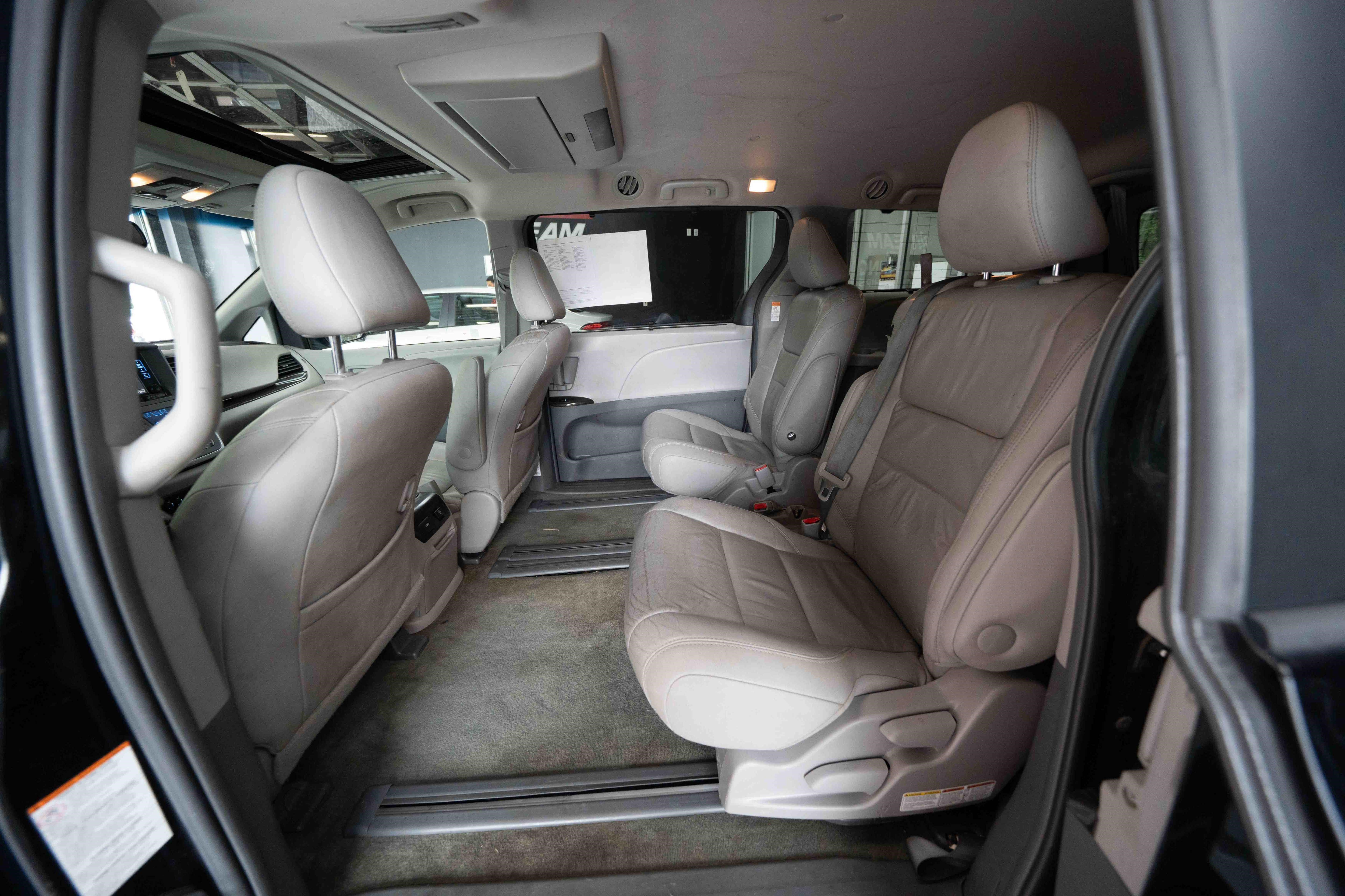 Used 2017 Toyota Sienna XLE Premium FWD image 24