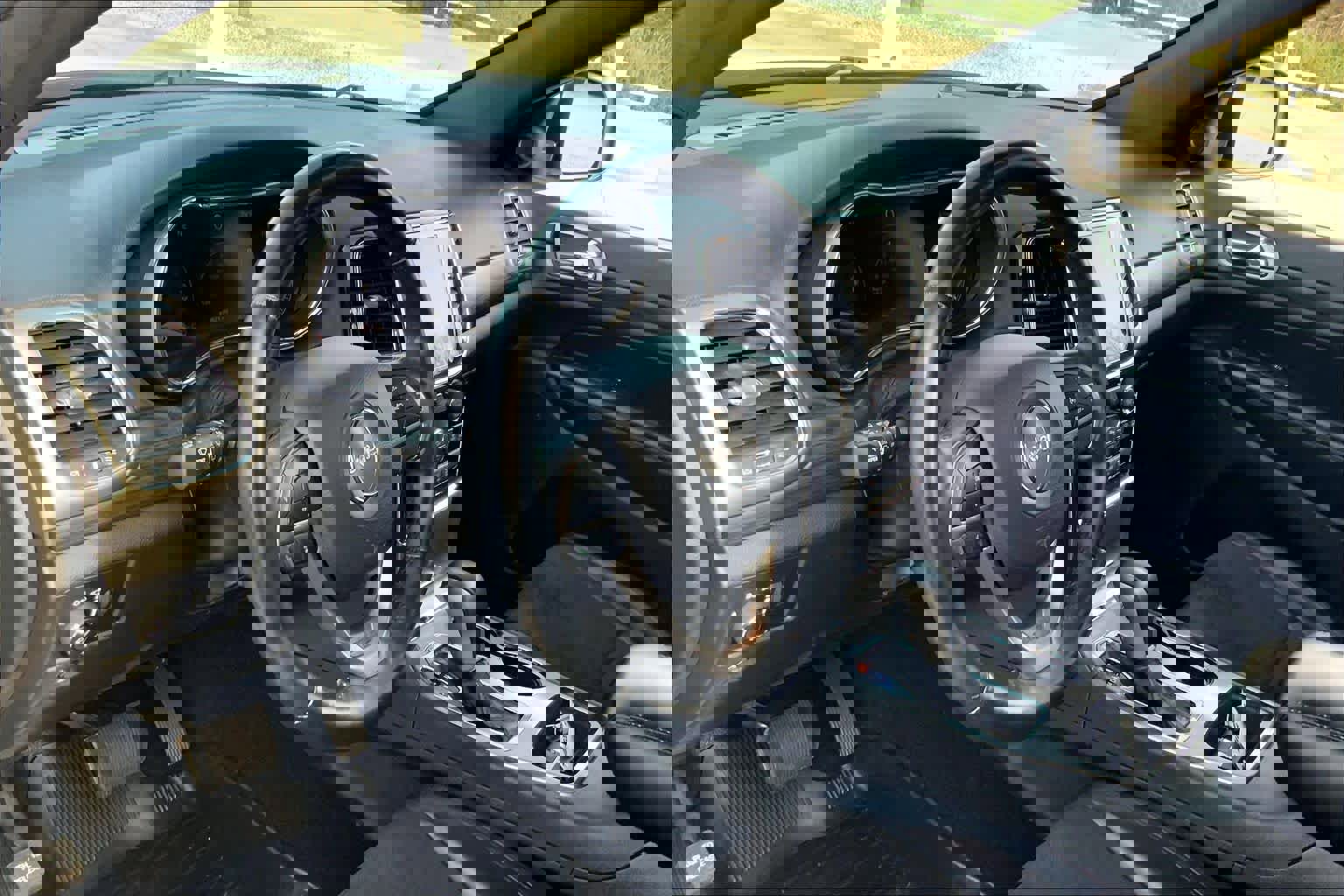 Used 2021 Jeep Grand Cherokee Laredo X image 16