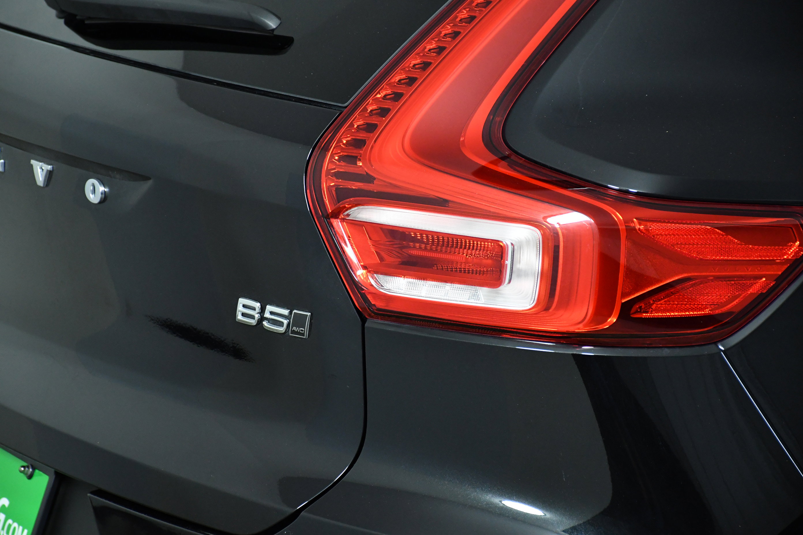 Used 2025 Volvo XC40 B5 Plus image 32