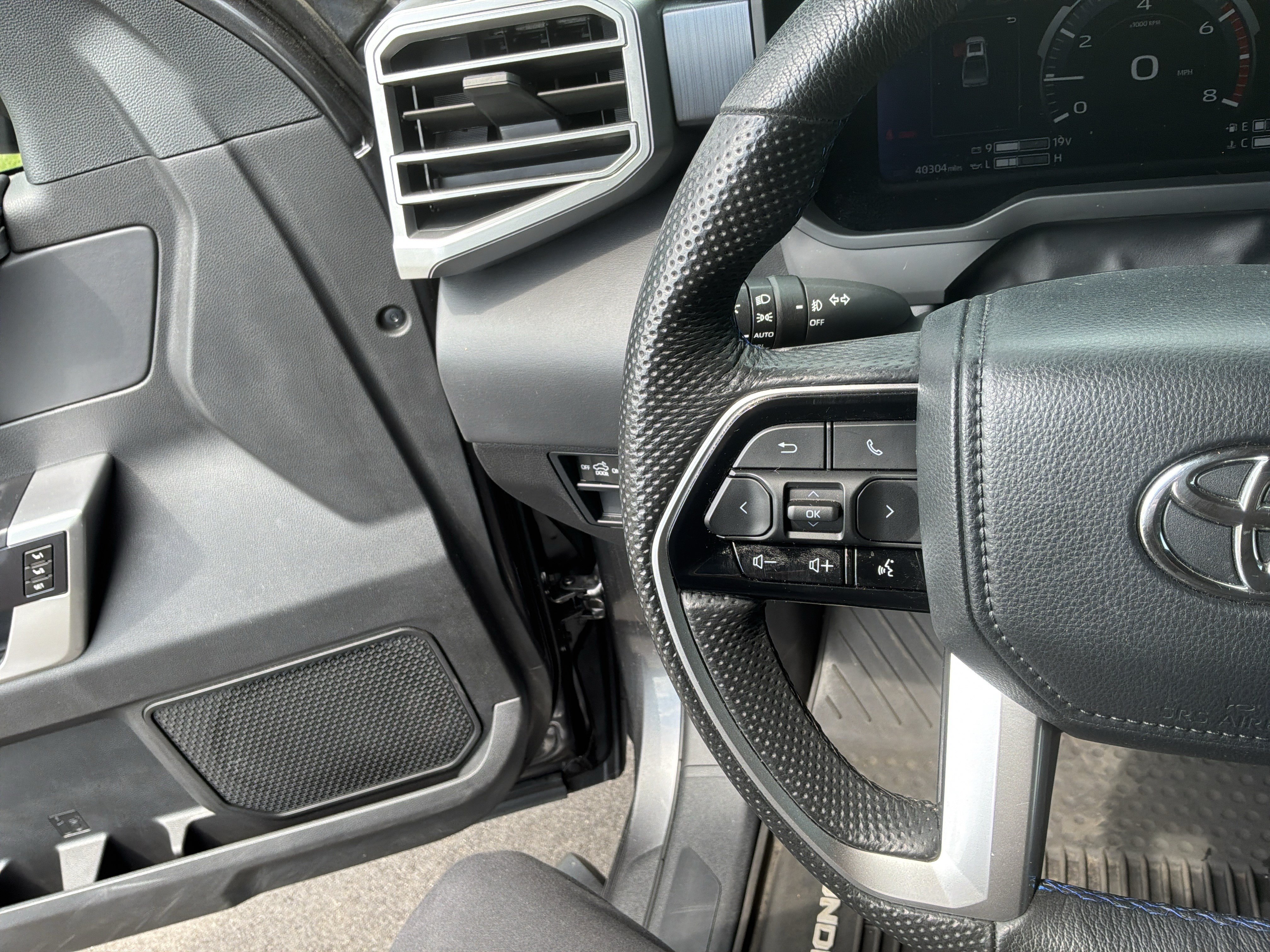 Used 2024 Toyota Tundra Platinum w/ TRD Off-Road Package AWD/4WD image 19