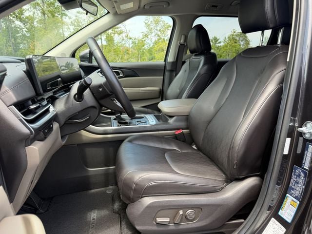 Used 2025 Kia Carnival FWD image 10