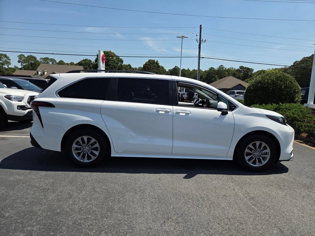 Certified 2025 Toyota Sienna LE FWD image 14