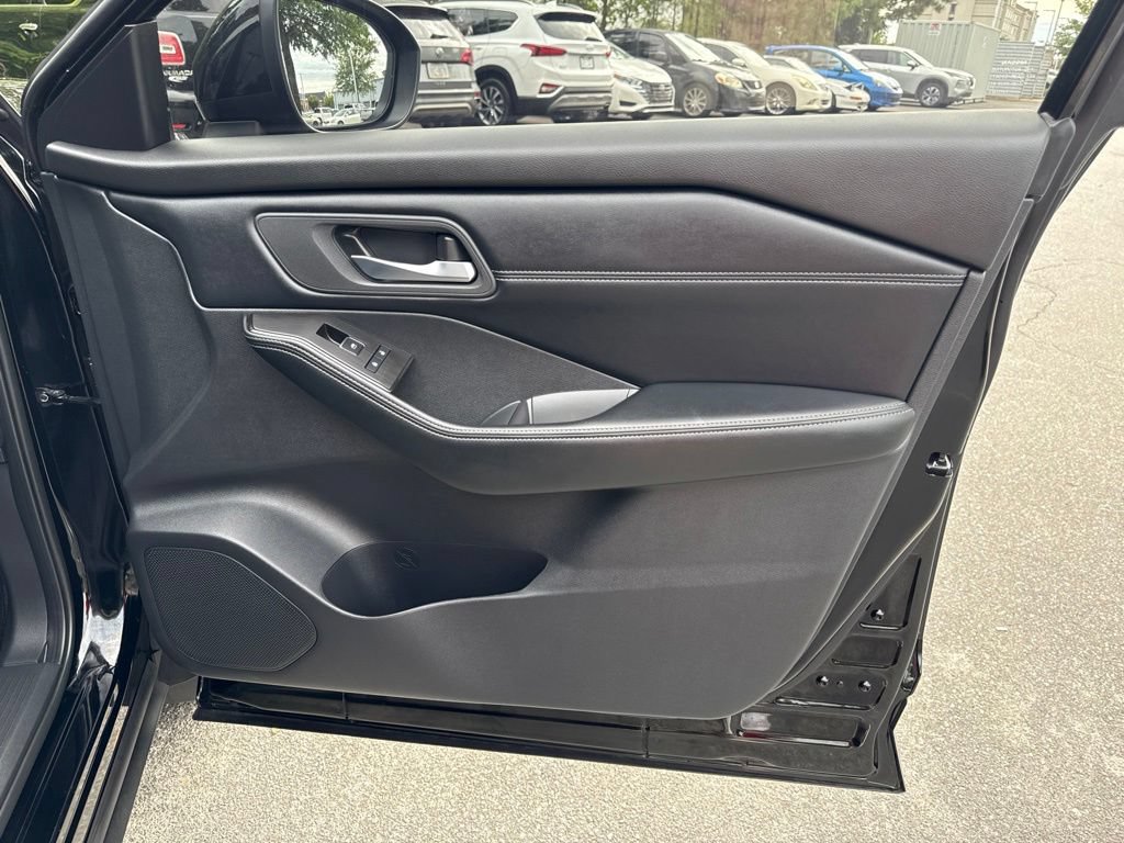 Certified 2025 Nissan Rogue SL FWD image 40