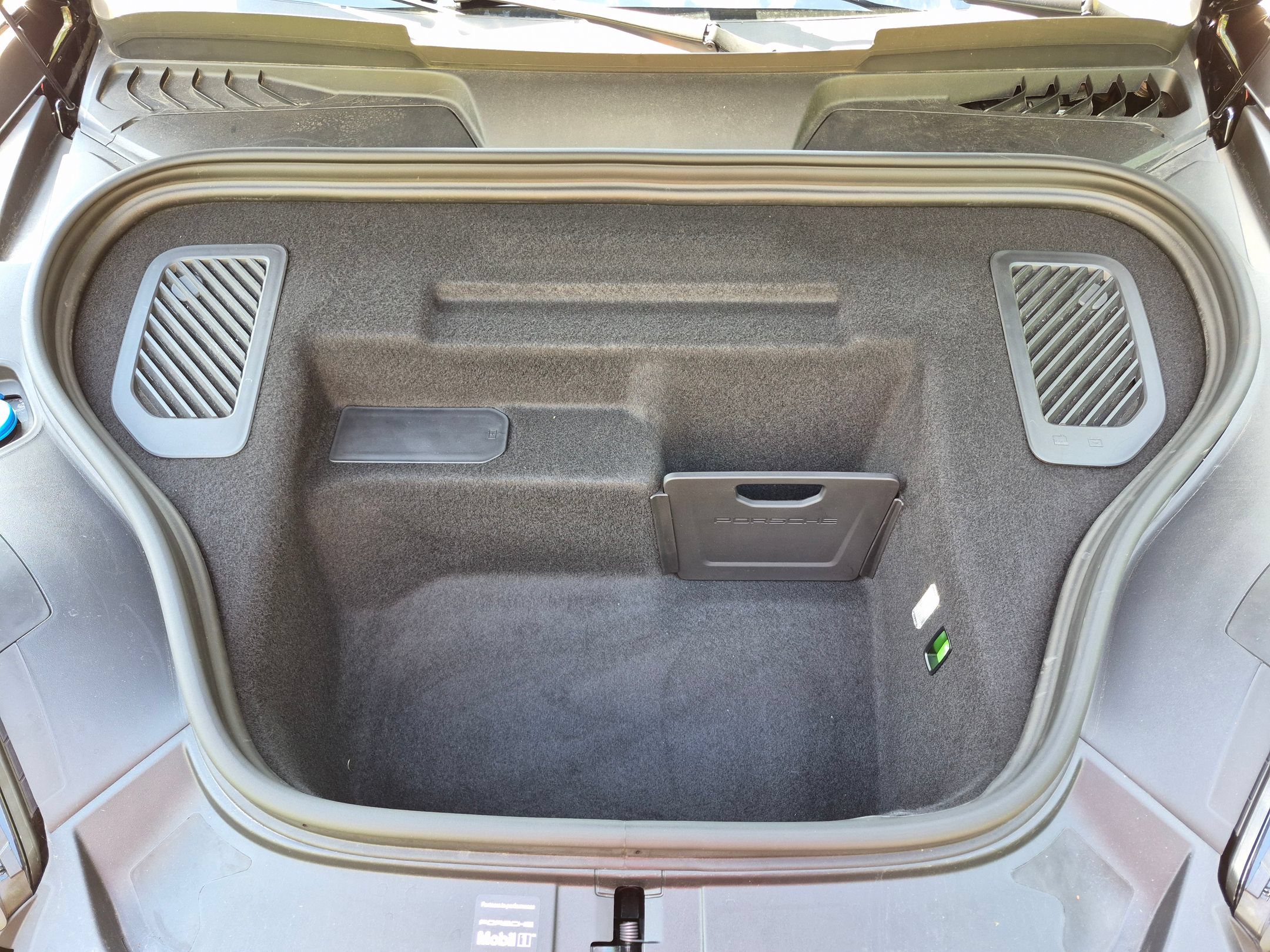 Certified 2025 Porsche Macan 4 Electric AWD/4WD image 37