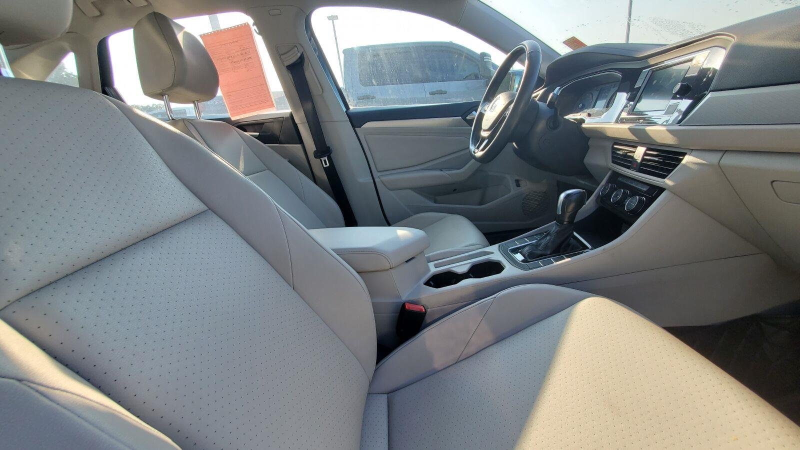 Used 2020 Volkswagen Jetta SE w/ SE Cold Weather Package FWD image 4