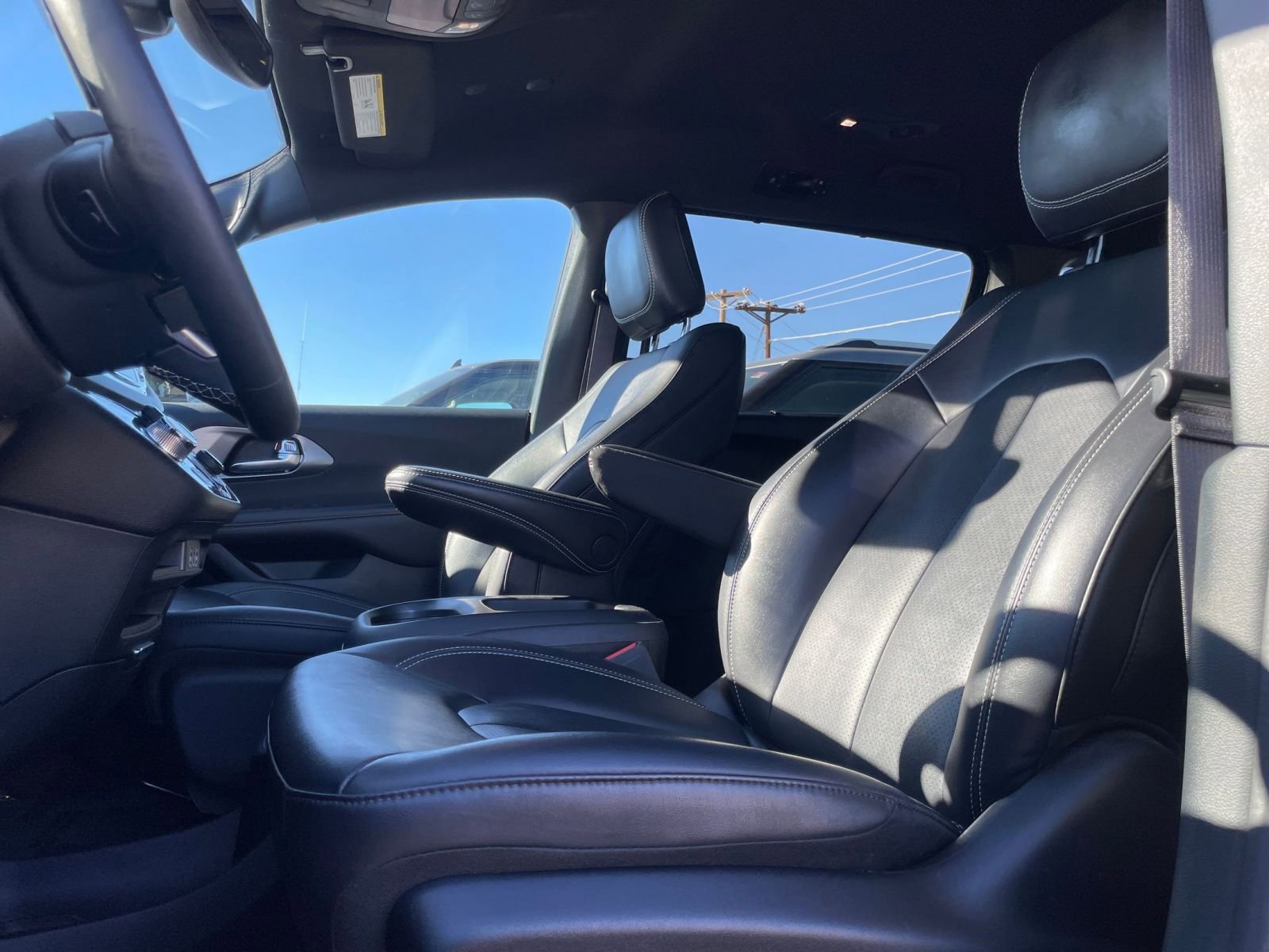 Used 2025 Chrysler Pacifica Select image 28