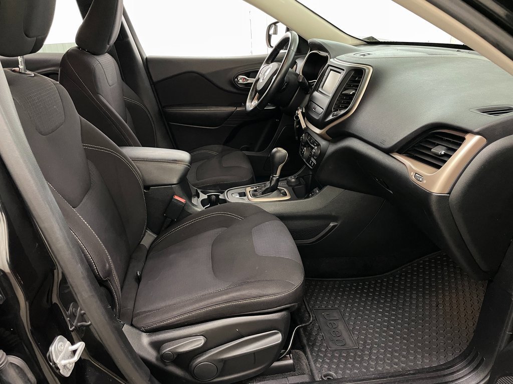 Used 2015 Jeep Cherokee Latitude w/ Cold Weather Group image 32