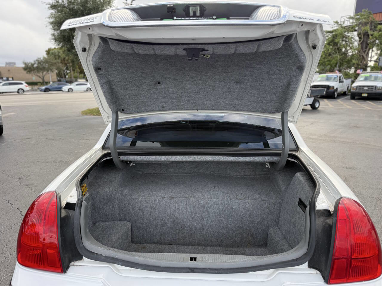 Used 2003 Lincoln Town Car Signature image 31