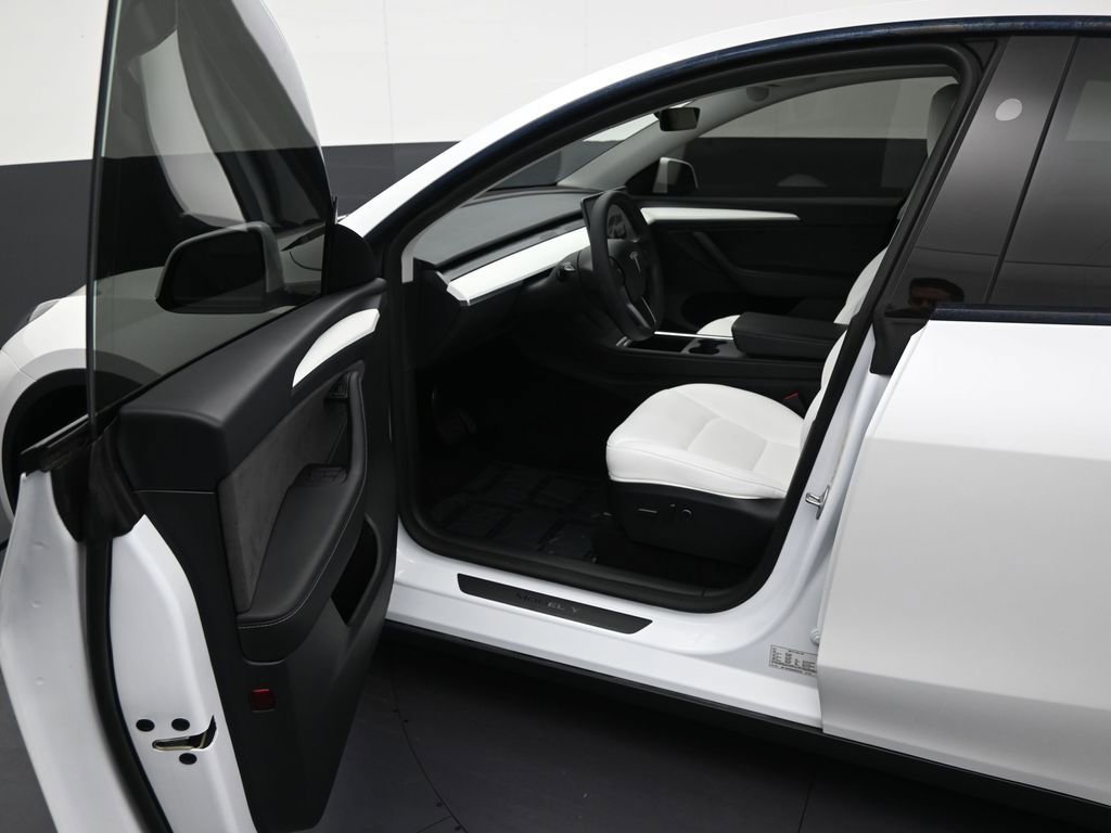 Used 2024 Tesla Model Y Long Range image 9