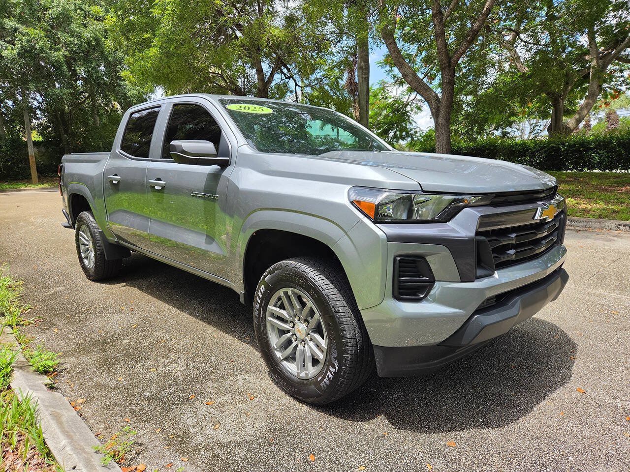 Used 2025 Chevrolet Colorado LT RWD image 1
