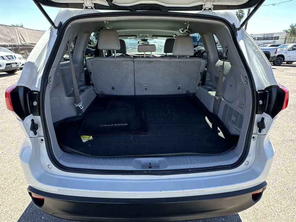 Used 2017 Toyota Highlander LE w/ Carpet Mat Package FWD image 33