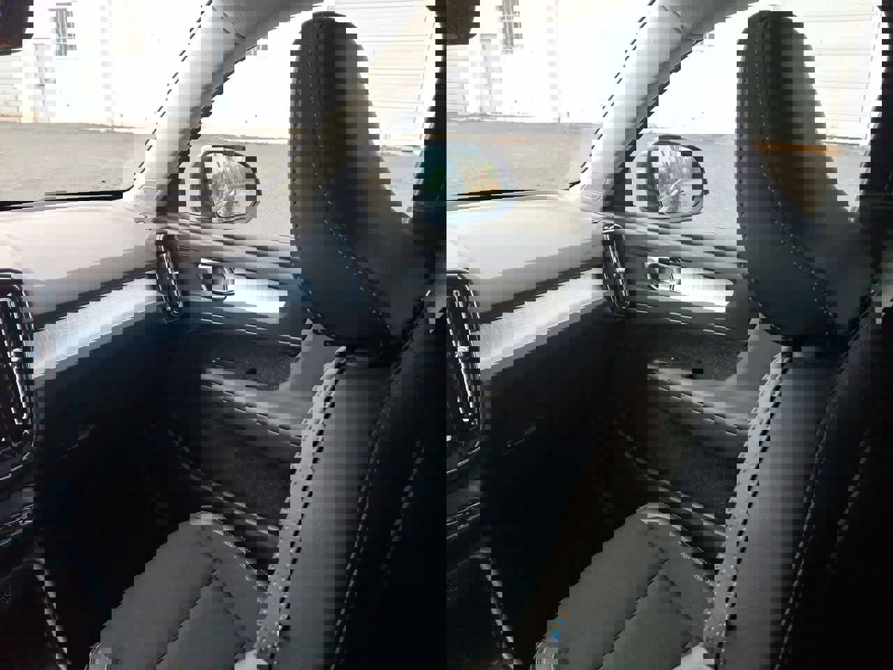 Used 2020 Volvo XC40 T5 Momentum image 11