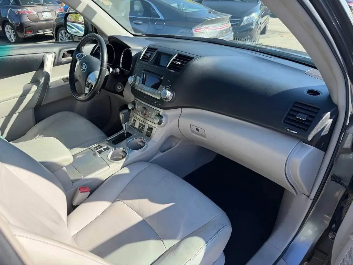 Used 2012 Toyota Highlander SE FWD image 20