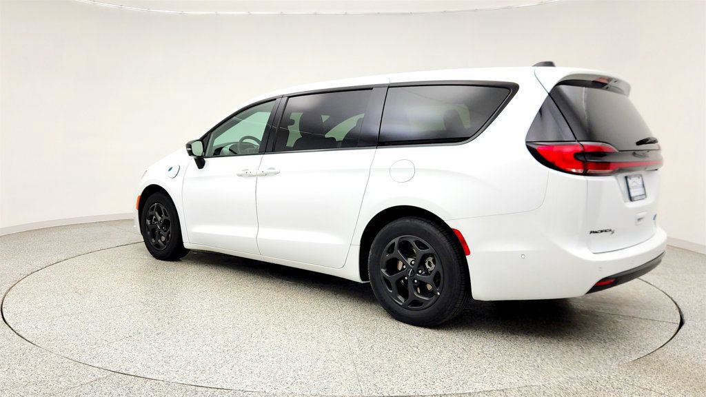 Used 2024 Chrysler Pacifica Limited FWD image 7