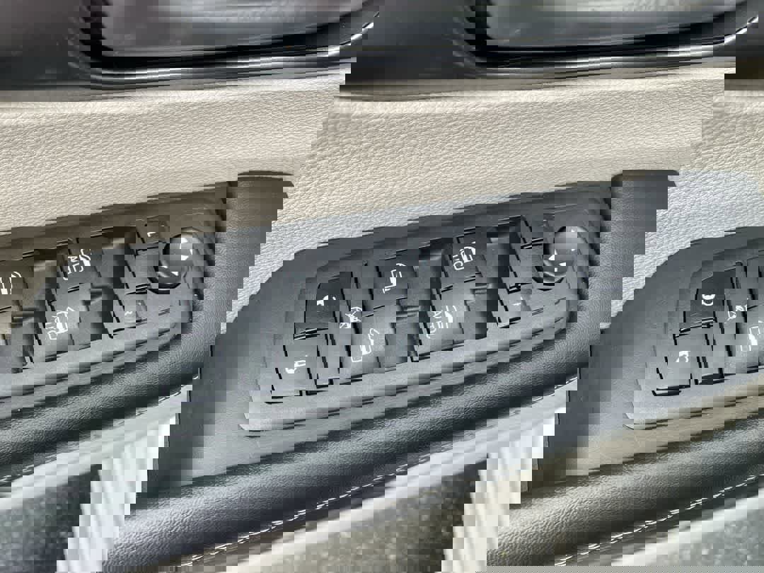 Used 2024 Chrysler Pacifica Select image 13