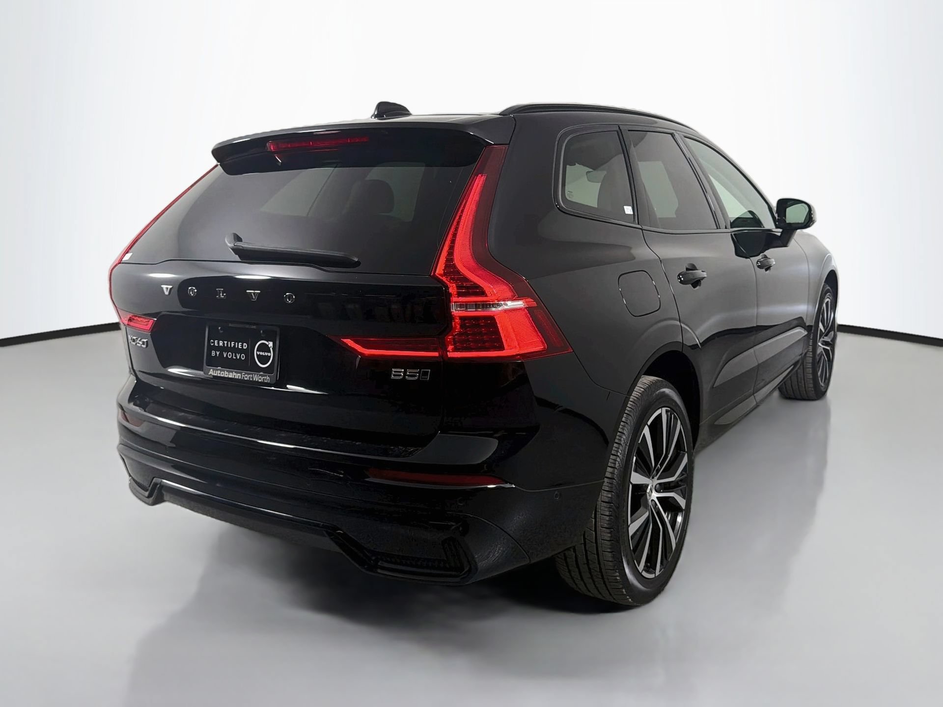 Certified 2024 Volvo XC60 B5 Plus AWD/4WD image 6