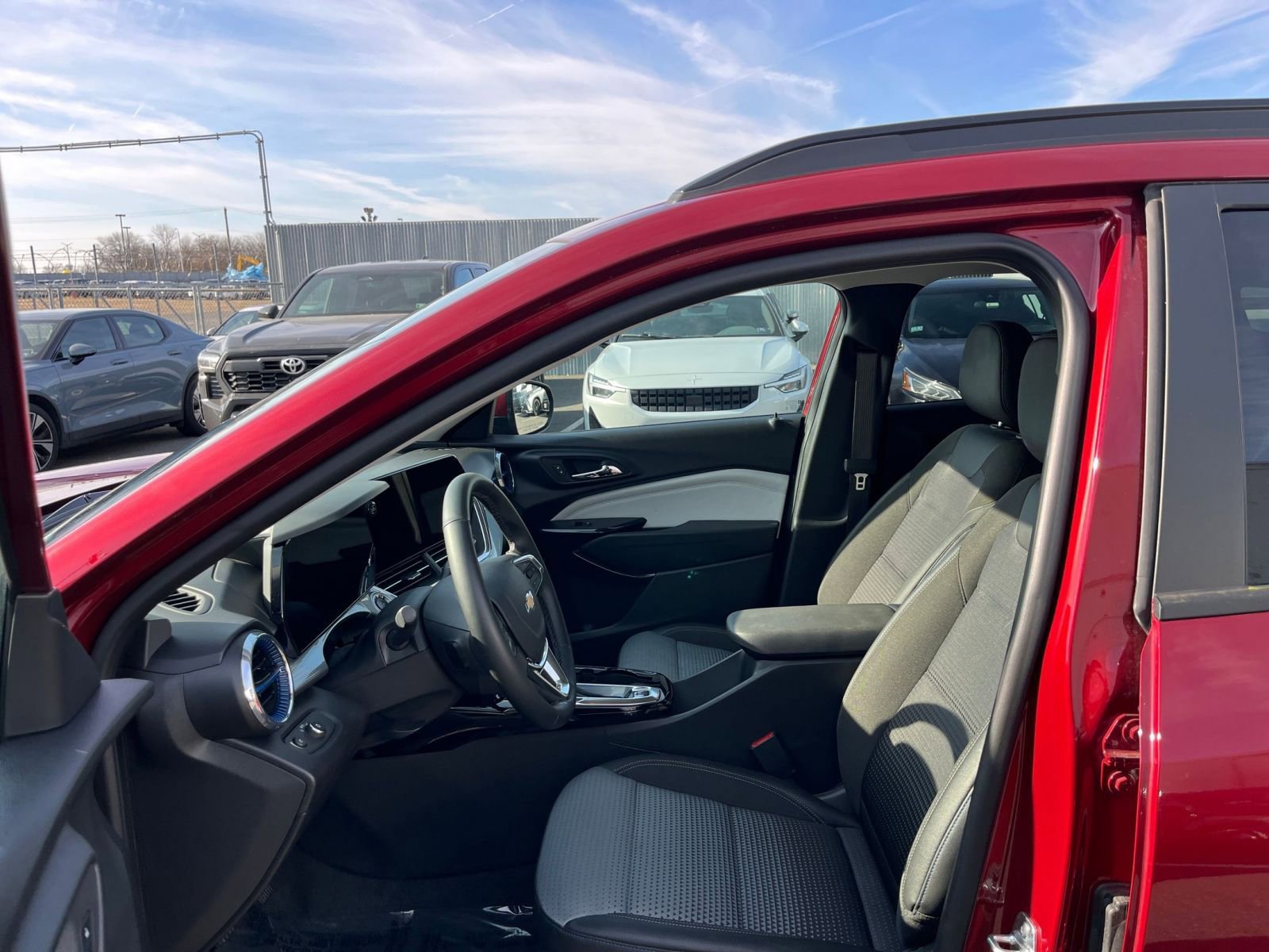 Used 2025 Chevrolet Trax LT w/ LT Convenience Package image 26