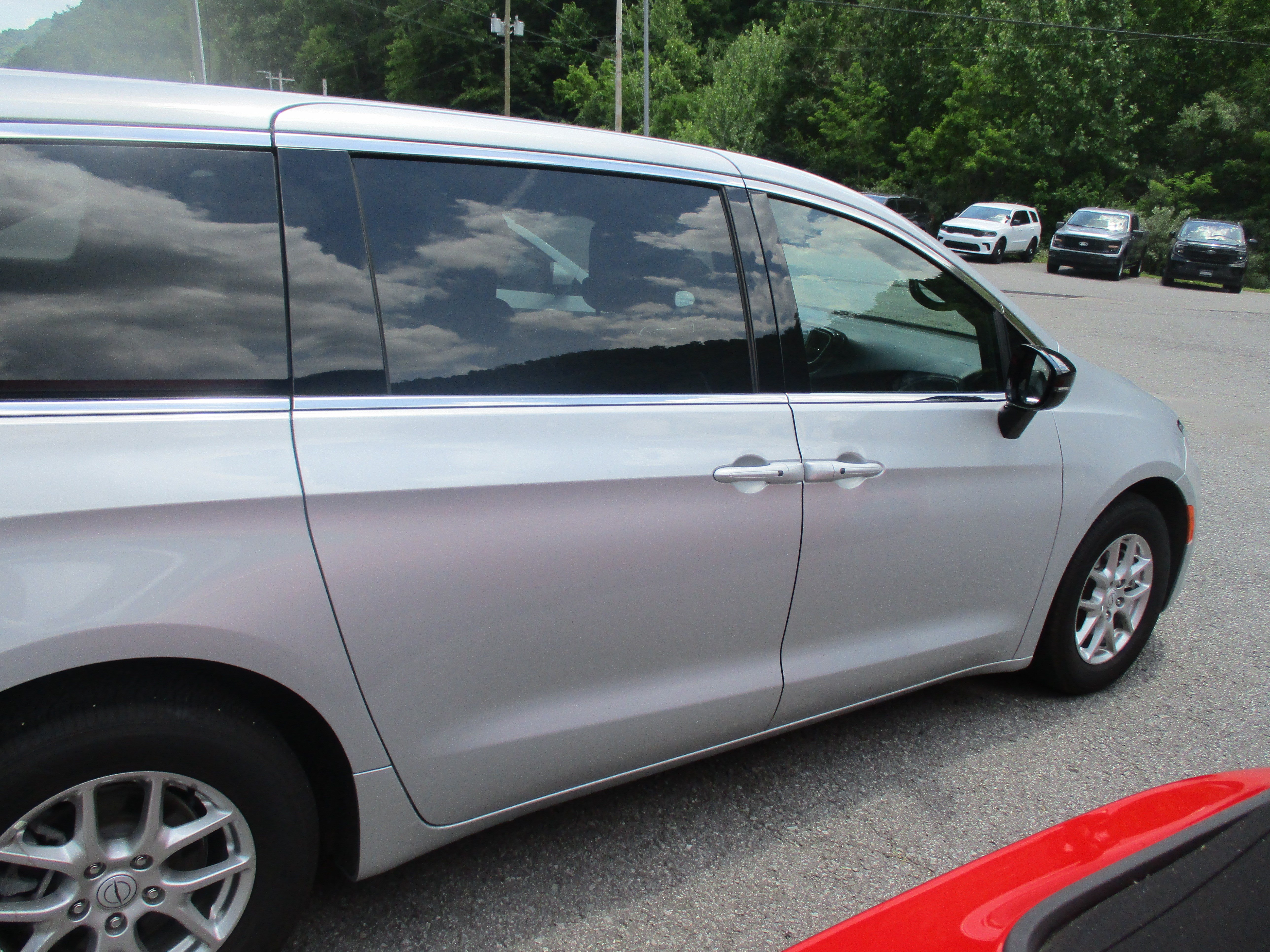 Used 2026 Chrysler Pacifica Select FWD image 3