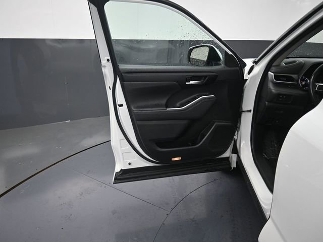 Used 2023 Toyota Highlander XLE FWD image 25