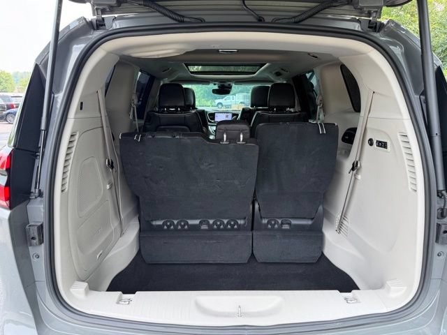 Used 2022 Chrysler Pacifica Limited w/ Uconnect Theater Family Group AWD/4WD image 20