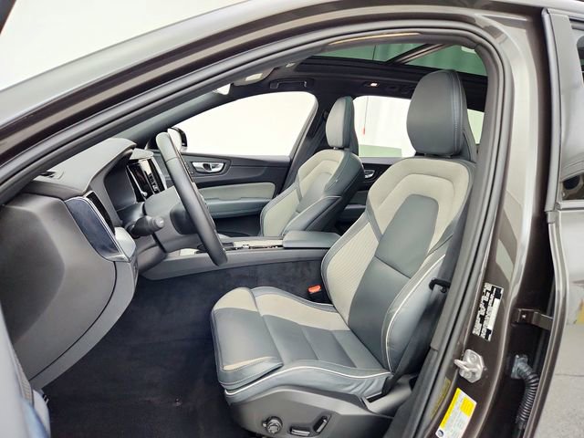 Used 2022 Volvo XC60 B6 R-Design w/ Advanced Package image 17