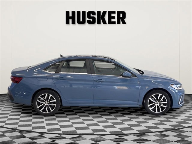 Used 2025 Volkswagen Jetta SE image 2