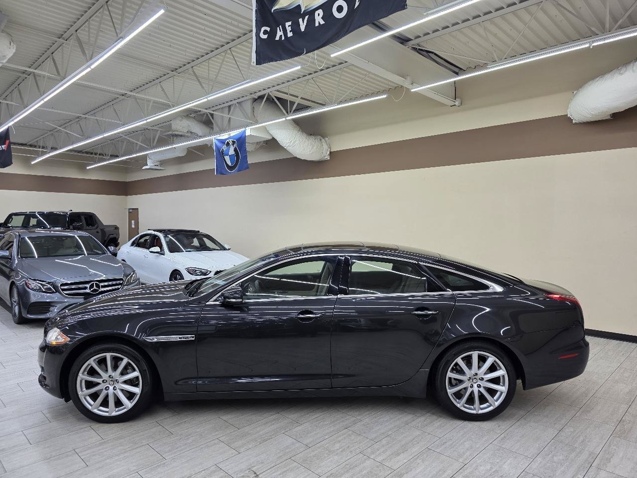 Used 2012 Jaguar XJ RWD image 9