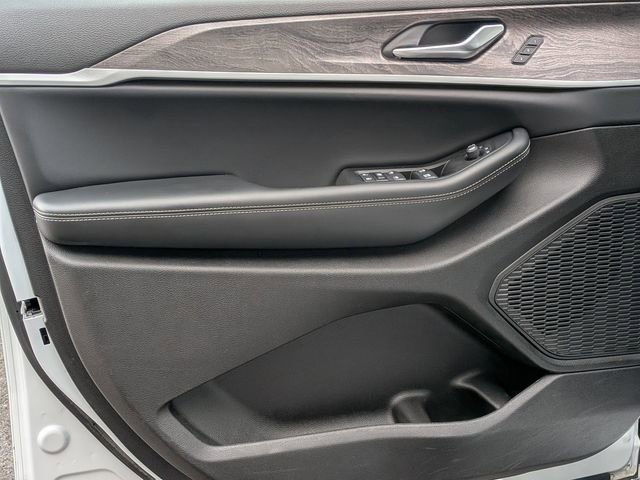 Used 2024 Jeep Grand Cherokee Limited image 10