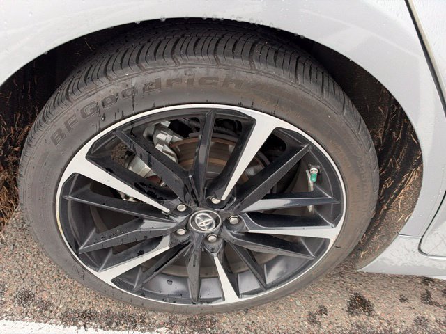 Used 2019 Toyota Camry XSE FWD image 9