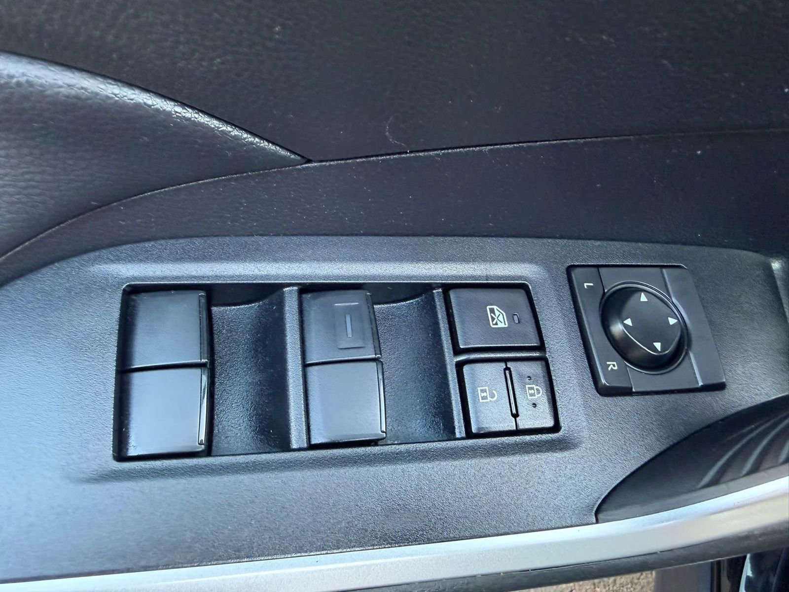 Used 2022 Toyota RAV4 LE AWD/4WD image 10