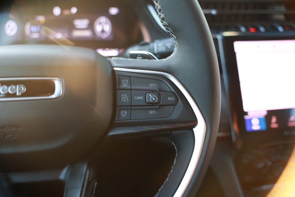 New 2025 Jeep Grand Cherokee Limited w/ Black Appearance Package image 18