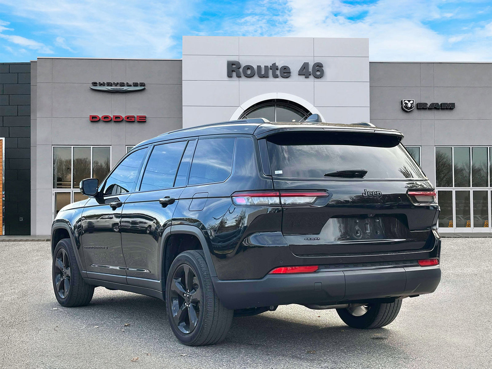 Used 2023 Jeep Grand Cherokee L Laredo image 4