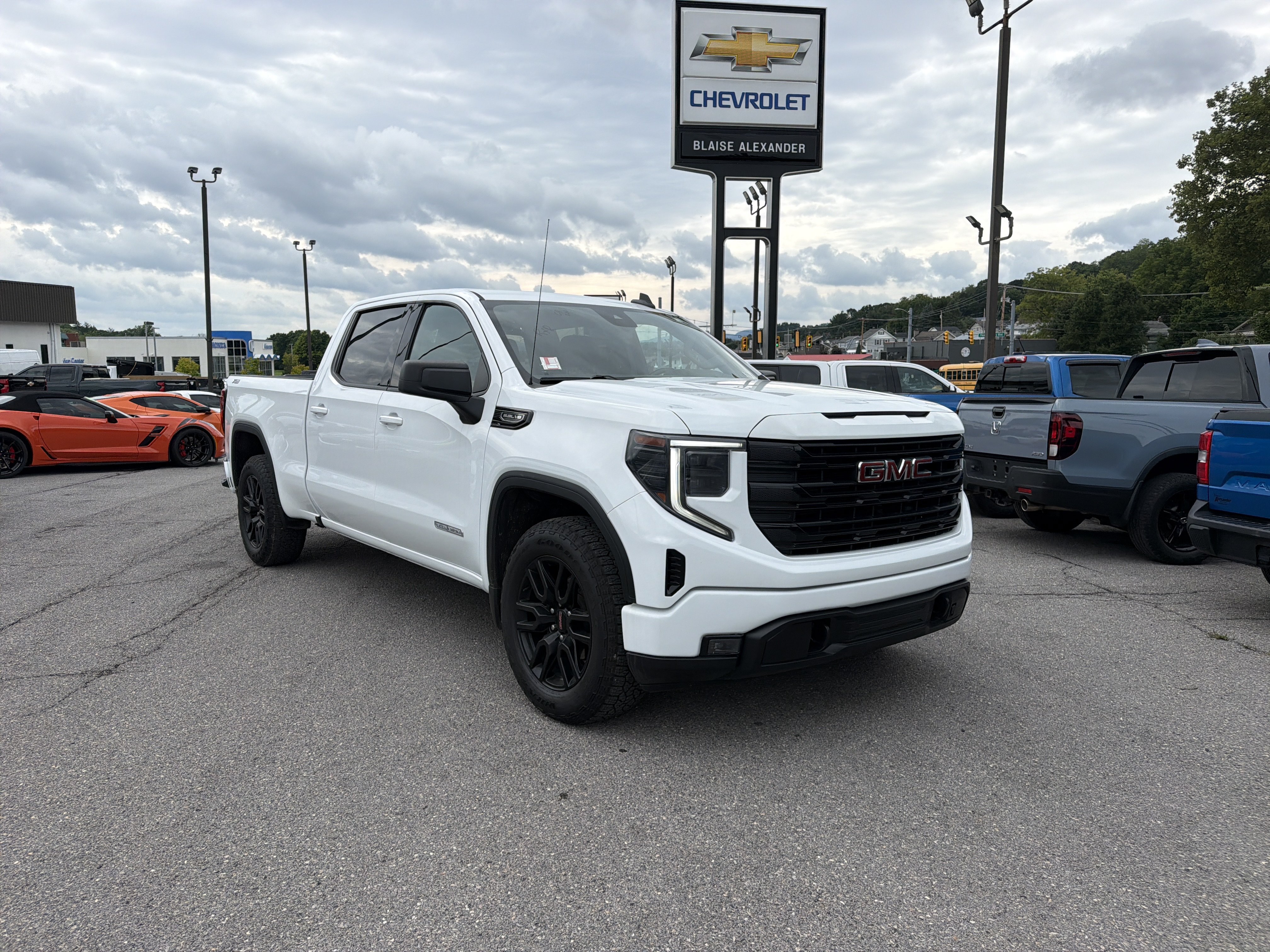 Used 2023 GMC Sierra 1500 Elevation w/ X31 Off-Road Package AWD/4WD image 1