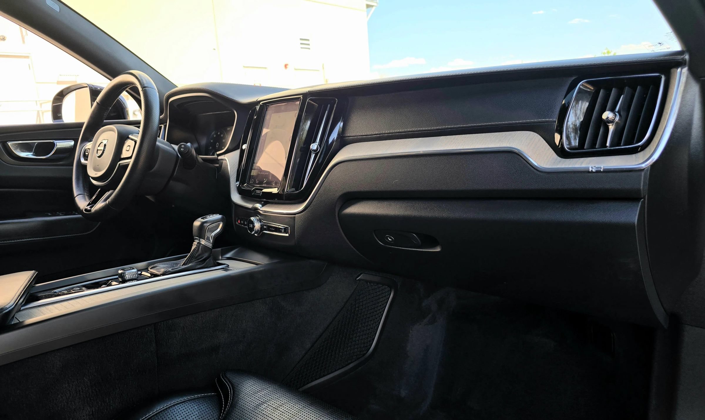 Used 2018 Volvo XC60 T6 Inscription w/ Luxury Seat Package AWD/4WD image 27