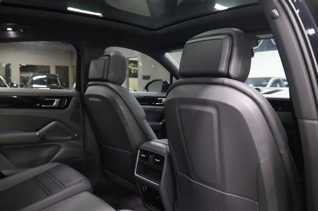 Used 2022 Porsche Cayenne Platinum Edition AWD/4WD image 21