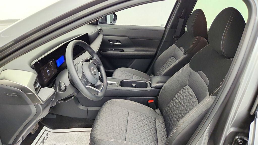 Used 2025 Nissan Kicks SV FWD image 18